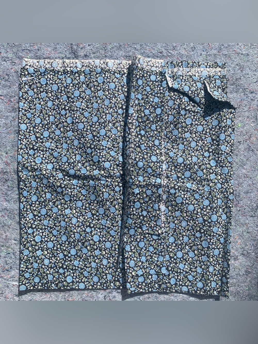 Stunning Antique 1930s cotton black blue green & white floral whimsygoth fabric - Picture 3 of 16